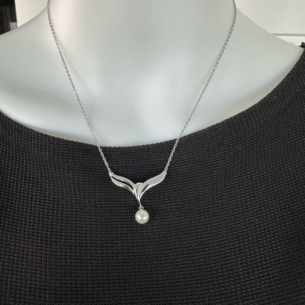Authentic Mikimoto Pearl and Sterling Silver .925  16 in pendant necklace.